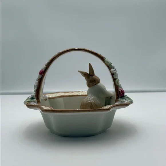 FITZ AND FLOYD ESSENTIALS BOTANICAL BUNNY BASKET WITH HANDLE - Picture 3 of 16